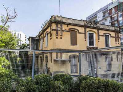 Ne avevamo parlato appena cinque mesi fa. Nel maggio scorso avevamo infatti �scoperto� e mostrato l�antica sede dello stabilimento della Peroni, che tra il 1924 e il 1963 produsse birra nel penultimo isolato di via Amendola, prima di arrivare sull�extramurale Capruzzi (foto di Gennaro Gargiulo)